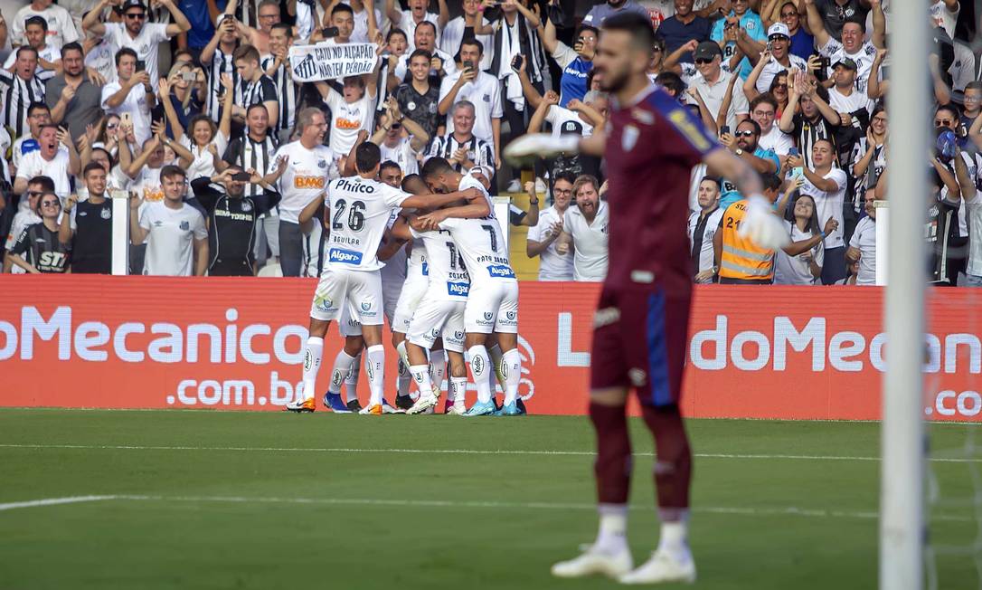 Jogadores do Santos comemoram um dos gols sobre o Avaí Foto: Flávio Hopp/Flavio Hopp/Parceiro/Agencia O Globo