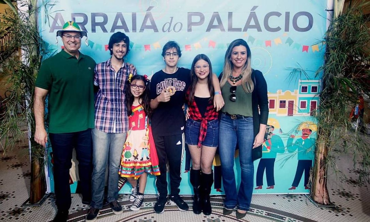 Witzel, os filhos e a mulher posam na festa julina do Palácio Guanabara Foto: Reprodução