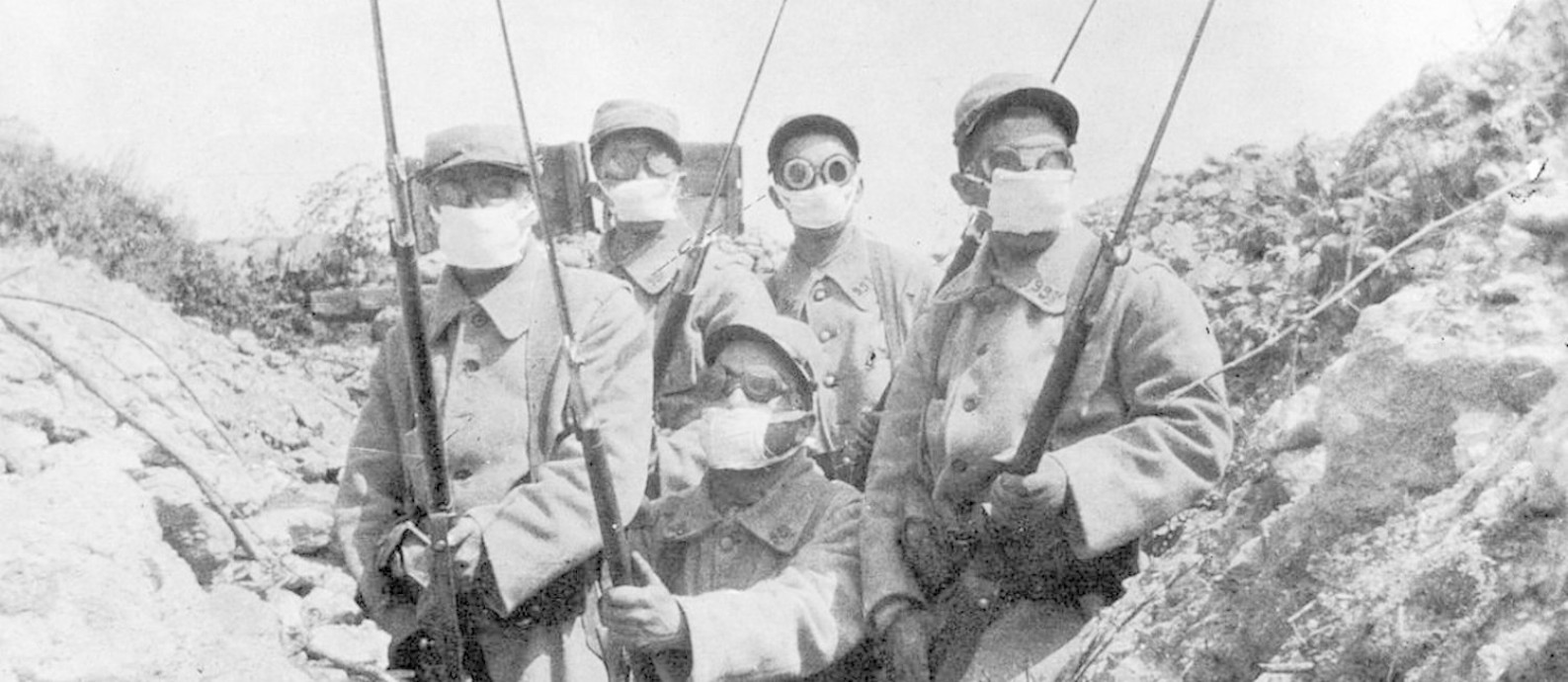 Soldados franceses vestem um protótipo de mascará de gás durante a segunda batalha de Ypres, por volta de 1915 Foto: Hulton Archive / Getty Images