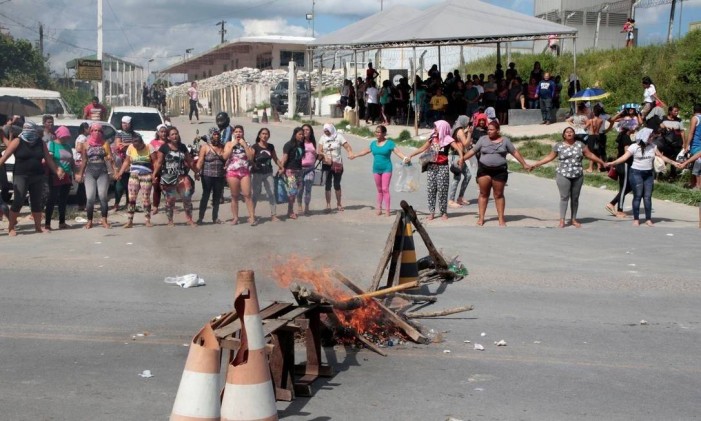 Familiares de presos protestam na entrda de presídio em Manaus. Briga de facções deixou 55 mortos em quatro unidades prisionais Foto: Reuters