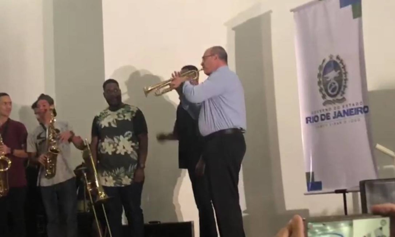 Witzel toca 'Parabéns para você' no trompete em cerimônia com estudantes em 29 de julho Foto: Reprodução