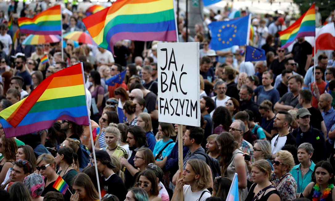 Milhares de poloneses foram às ruas em ato contra ataques homofóbicos durante a primeira parada de orgulho LGBT no país, na semana passada. Foto: Kacper Pempel / REUTERS
