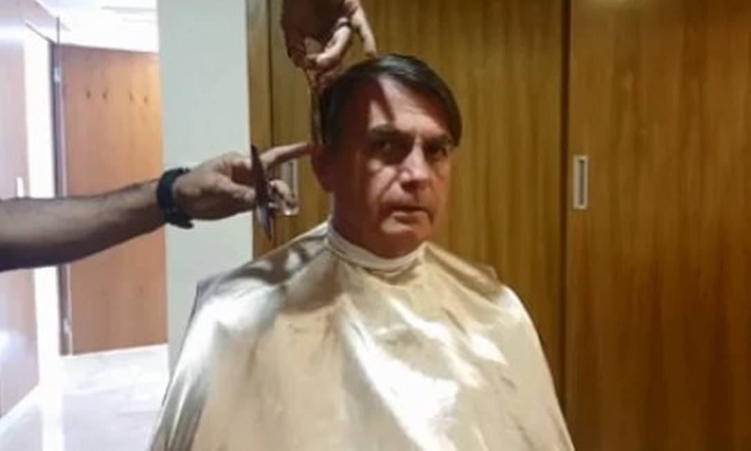 O presidente Jair Bolsonaro em transmissão ao vivo na qual apareceu cortando o cabelo Foto: Reprodução / Facebook