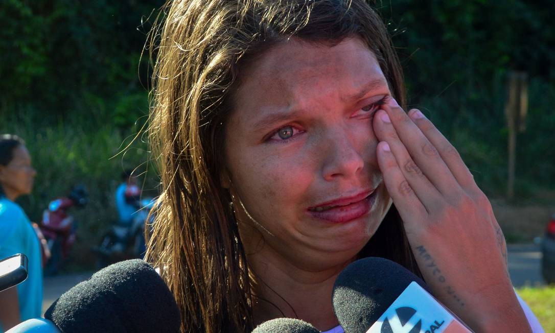 Do lado de fora do presídio, cerca de 40 famílias se aglomeravam na noite de ontem em busca de informações. Foto: BRUNO SANTOS / AFP