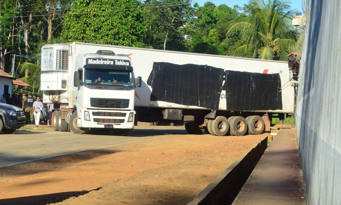 Caminhão é usado para armazenar corpos de detentos mortos em rebelião no Pará Foto: STRINGER / REUTERS