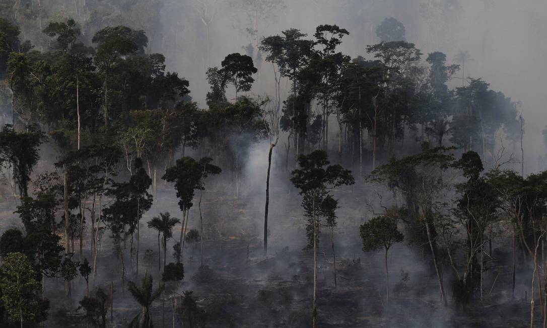 Nuvem de fumaça durante queimada de uma área da floresta amazônica para limpar a terra para agricultura, perto de Novo Progresso, Pará, em setembro de 2013 Foto: Nacho Doce / Reuters