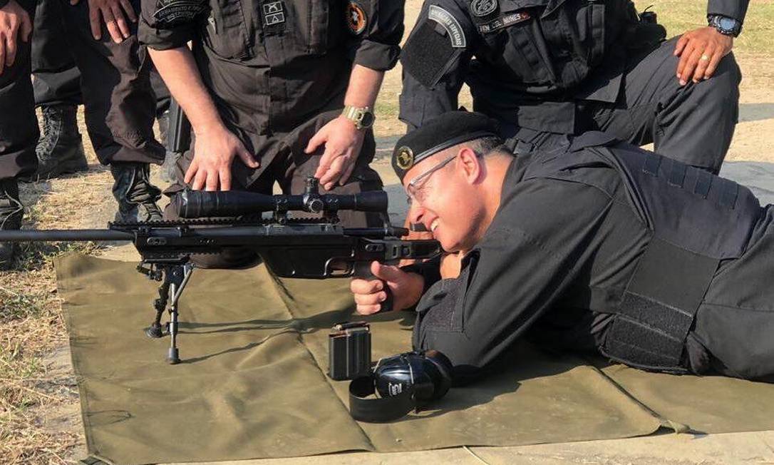 Witzel  usou uniforme e sniper do Batalhão de Operações Policiais Especiais (Bope), da Polícia Militar, para treinar a pontaria Foto: Reprodução