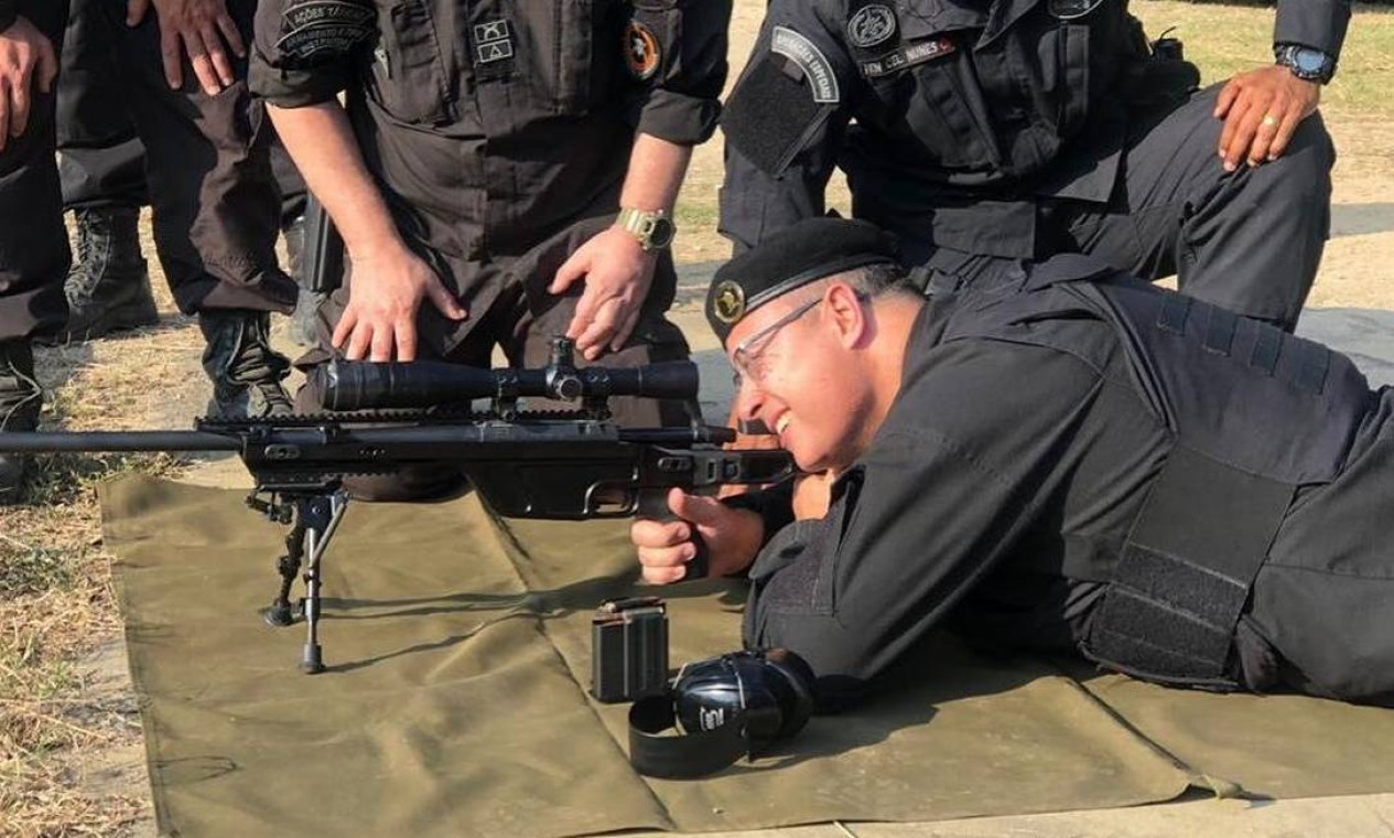 O governador Wilson Witzel usou uniforme de sniper do Batalhão de Operações Policiais Especiais (Bope), da Polícia Militar, para treinar a pontaria Foto: Redes sociais