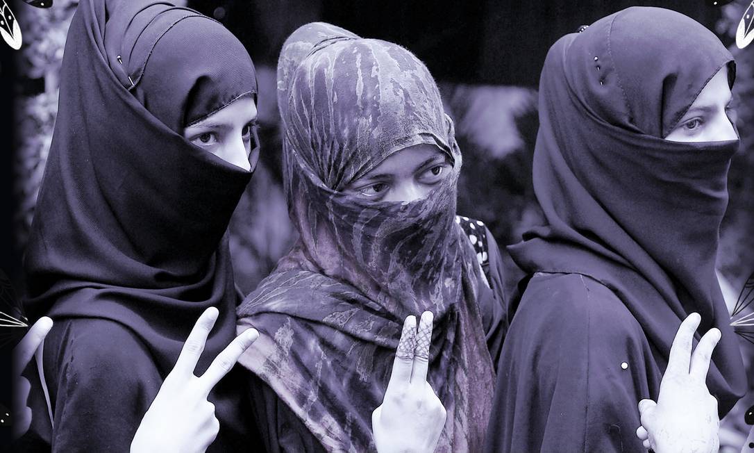 Mulheres muçulmanas posam comemorando a aprovação do projeto de lei que impede o "triplo talaq Foto: SAJJAD HUSSAIN/AFP