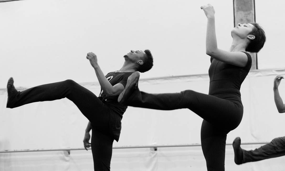 Gil', do Grupo Corpo, presta homenagem luminosa a Gilberto