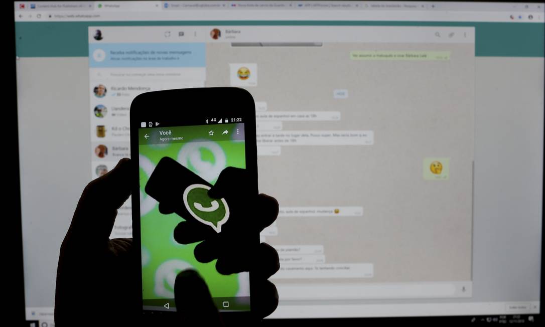Agências de inteligência querem brecha na criptografia usada em aplicativos como o WhatsApp Foto: Marcelo Theobald / Agência O Globo