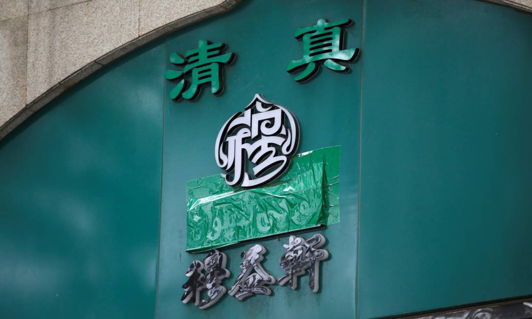 Inscrição em árabe de um restaurante hal é vista coberta em Pequim Foto: JASON LEE / REUTERS