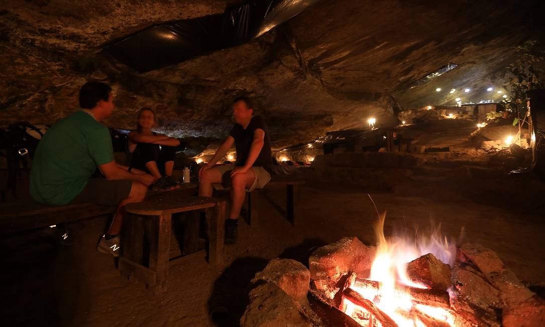 Um jantar a luz de velas e fogueira na caverna Foto: Armando Del Vecchio / Divulgação