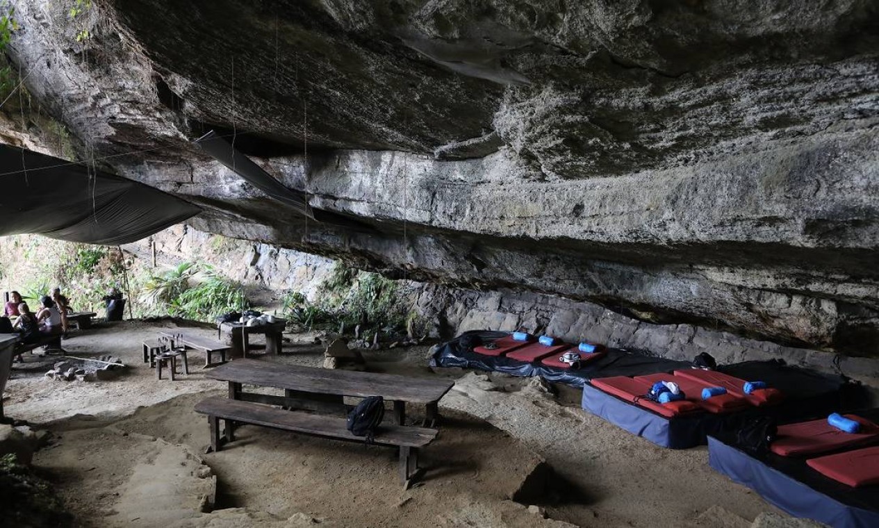 Estrutura com mesas e camas montada numa caverna em parque natural na Costa Rica Foto: Armando Del Vecchio / Divulgação