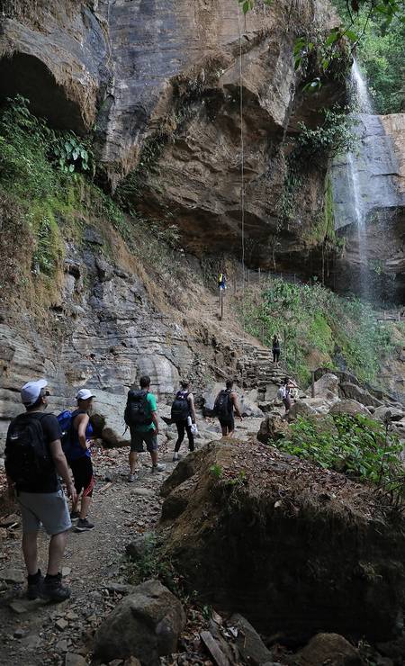 A caminhada pelo parque e o rapel na cachoeira fazem parte da nova categoria de experiências de aventura oferecida pelo Airbnb Foto: Armando Del Vecchio / Divulgação