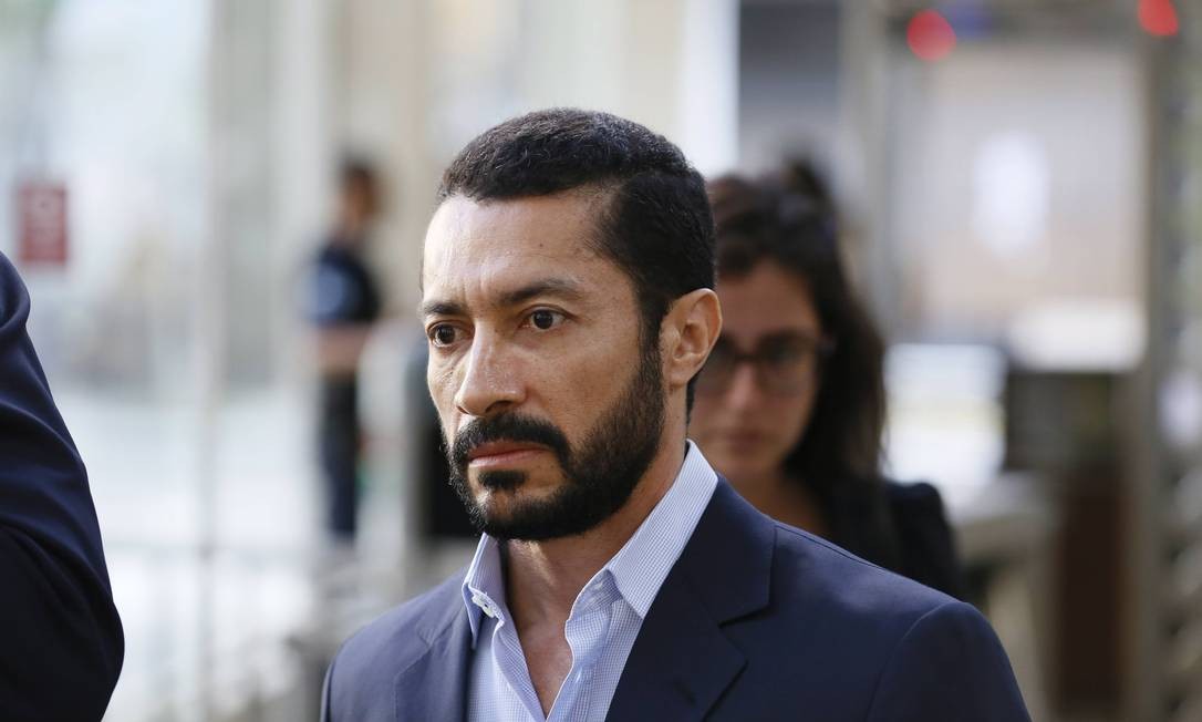 O lobista Fernando Soares, conhecido como 'Fernando Baiano', entregou-se à PF, em Curitiba, no dia 18 de novembro de 2014, apontado como operador do PMDB no esquema de corrupção na Petrobras Foto: Pablo Jacob / Agência O Globo