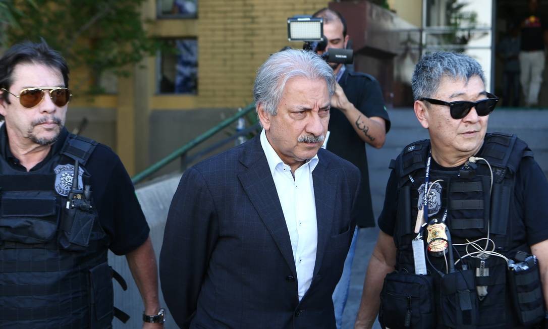 Em 21 de setembro de 2015, a Polícia Federal prende José Antunes Sobrinho, um dos donos da Engevix, durante 19ª fase da Lava-Jato, batizada de "Nessum Dorma" ("ninguém dorme"). Sobrinho foi preso em casa, em Florianópolis, por suspeita de pagar R$ 140 milhões de propina da empresa para a Eletronuclear Foto: Geraldo Bubniak / Agência O Globo