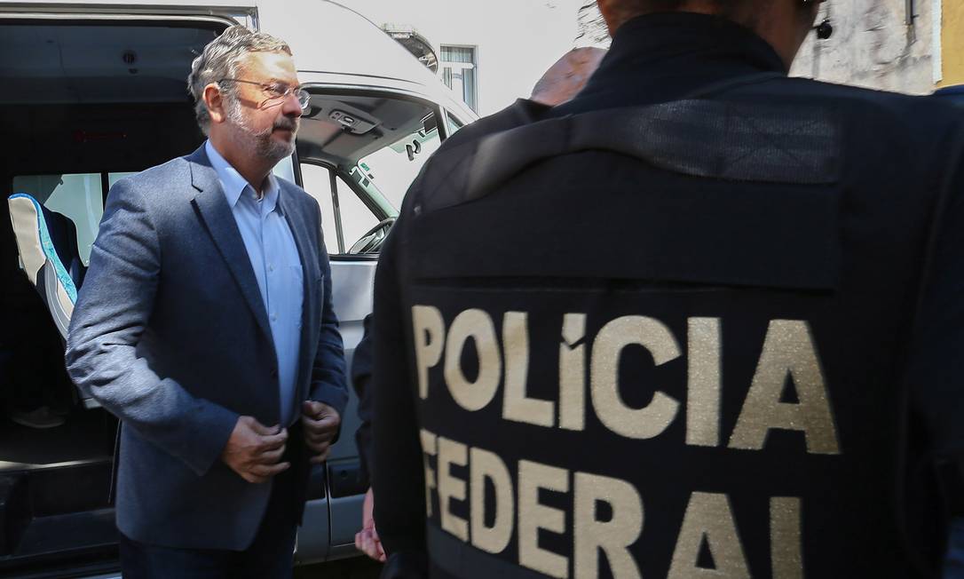 O ex-ministro Antonio Palocci é preso em São Paulo, no dia 26 de setembro de 2016, na 35ª fase da Operação Lava-Jato Foto: Geraldo Bubniak / Agência O Globo