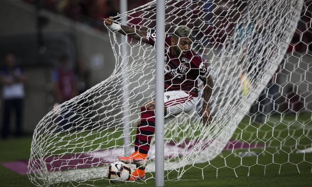 Flamengo vence Emelec com drama nos pênaltis e avança na Libertadores