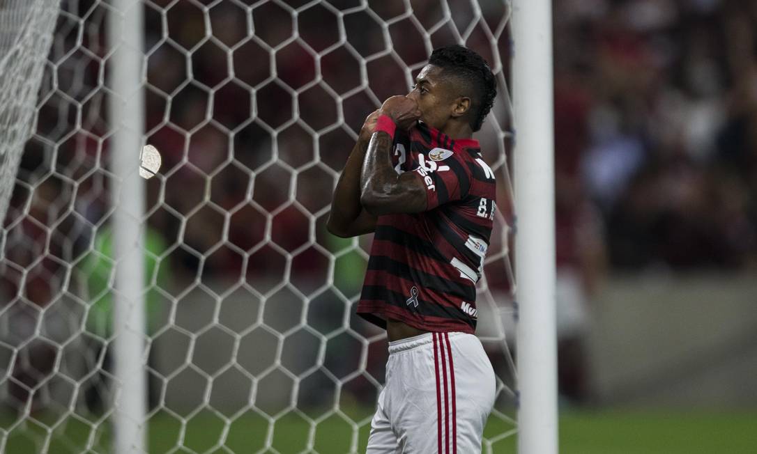 Flamengo vence Emelec com drama nos pênaltis e avança na Libertadores