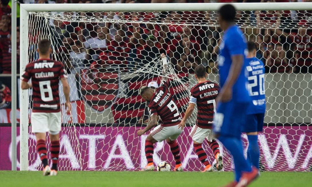 O Flamengo abriu dois gols de vantagem sobre o Emelec ainda no primeiro tempo Foto: MAURO PIMENTEL / AFP