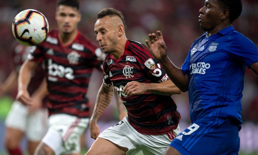 Rafinha disputa a bola com Brayan Angulo no duelo entre Flamengo e Emelec pela Libertadores Foto: MAURO PIMENTEL / AFP
