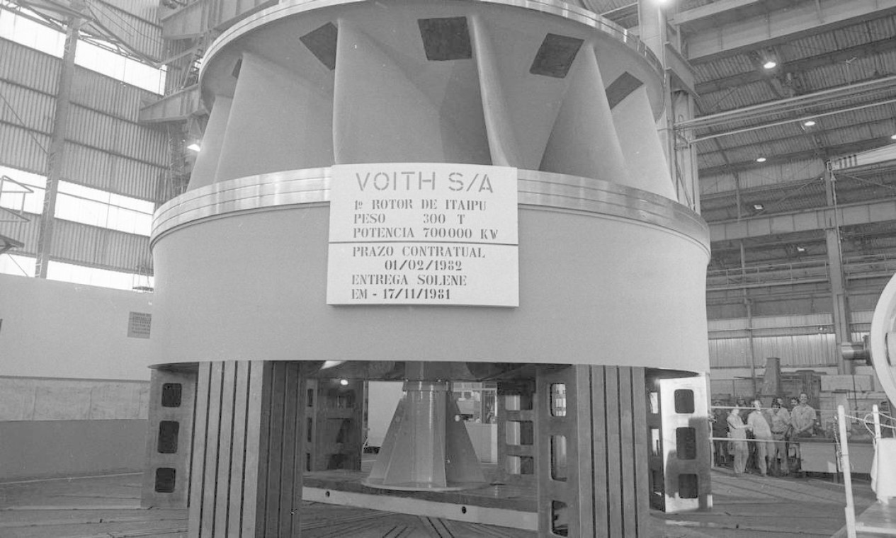 Entrega da primeira turbina para Itaipu, em 17 de novembro de 1981 Foto: Silvio Correa / Agência O Globo
