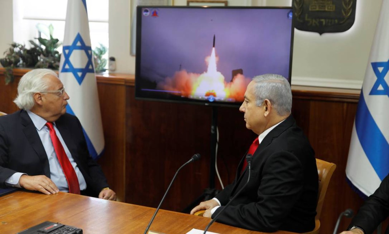 O primeiro-ministro israelense, Benjamin Netanyahu, e o embaixador dos EUA em Israel, David Friedman, assistem ao vídeo de lançamento do míssil Arrow-3. O encontro aconteceu em Jerusalém Foto: POOL / REUTERS