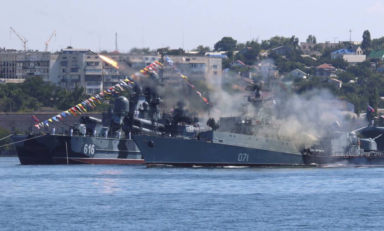 Um navio de guerra russo dispara mísseis durante um ensaio para o desfile do dia da Marinha no porto do Mar Negro de Sevastopol, na Crimeia, em 26 de julho de 2019 Foto: ALEXEY PAVLISHAK / REUTERS