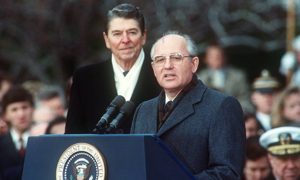 O tratado foi assinado pelo presidente Ronald Reagan (esquerda) e o líder soviético Mikhail Gorbachev em 8 de dezembro de 1987, em Washington, durante a Guerra Fria Foto: JEROME DELAY / AFP