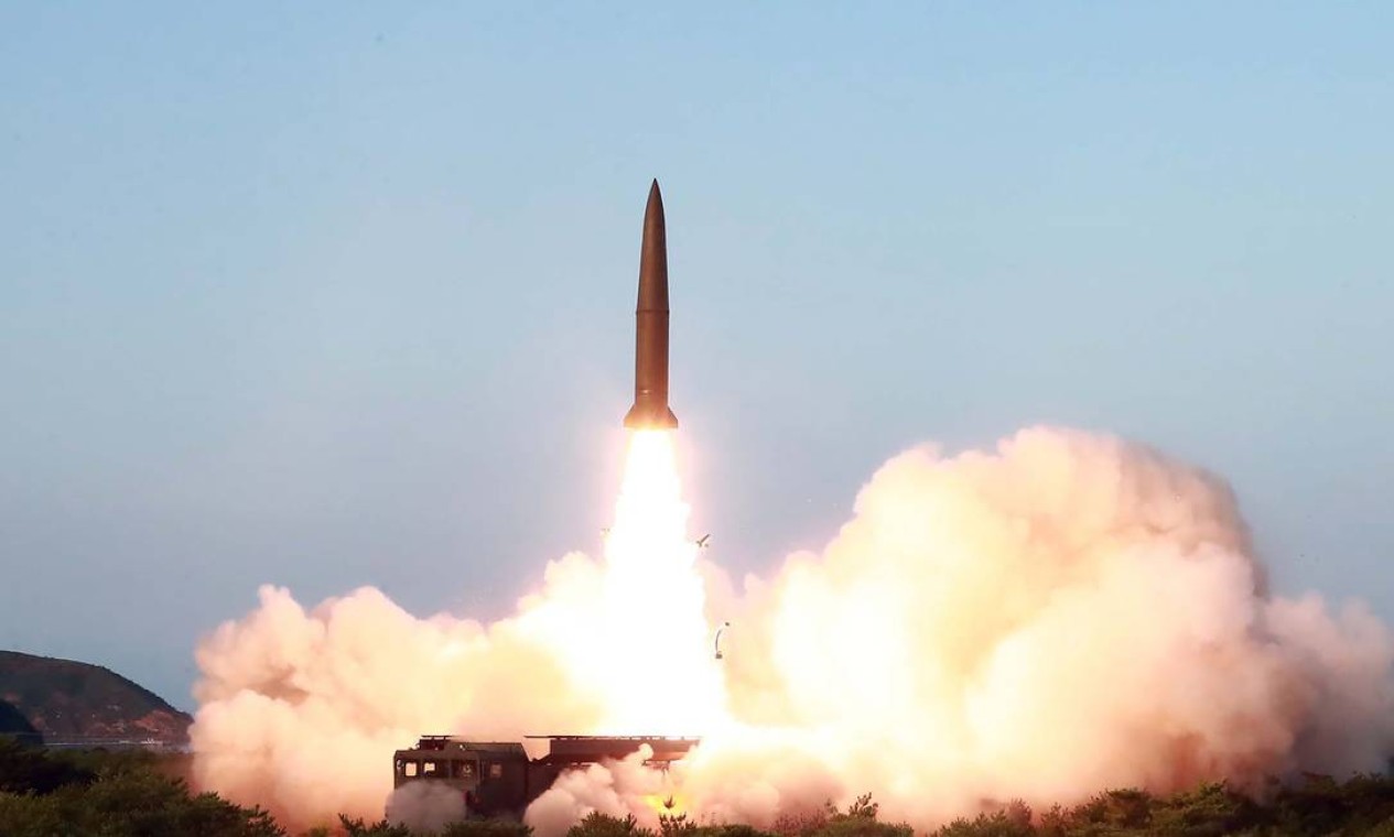 Coréia do Norte fez teste com um míssil tático de curta distância em 25 de julho. A Agência de Notícias do país informou que o lançamento foi uma advertência para a Coréia do Sul Foto: KCNA VIA KNS / AFP