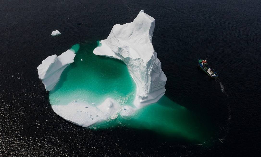 Um grande bloco de gelo, desgarrado de um iceberg, visto do alto em Bonavista Bay, em Newfoundland, no CanadÃ¡ Foto: JOHANNES EISELE / AFP