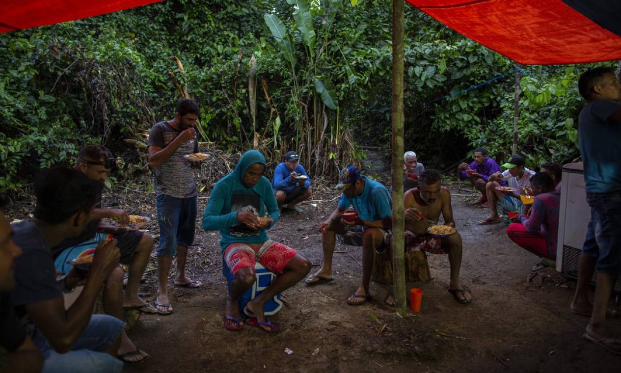 Garimpeiros jantam após uma jornada de doze horas de trabalho Foto: Daniel Marenco / Agência O Globo