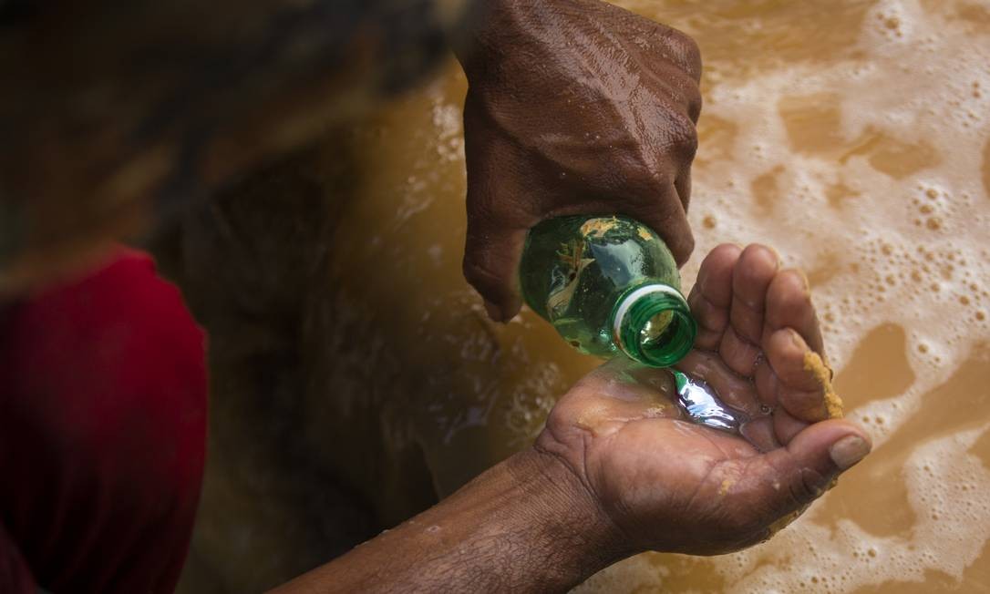 O mercúrio é usado para que o ouro se junte e assim seja mais facil ser lavado Foto: Daniel Marenco / Agência O Globo