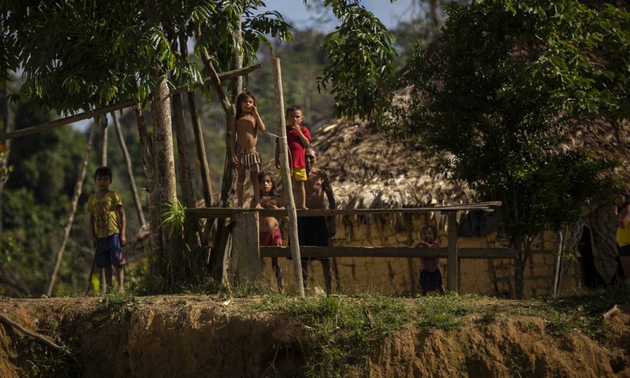 Às margens do Rio Mucajaí, é possível ver indígenas em várias aldeias Foto: Daniel Marenco / Agência O Globo
