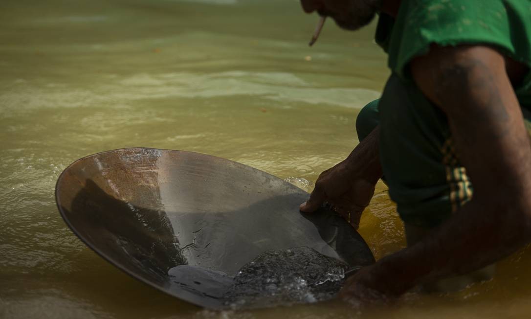 As margens do Rio Mucajaí, esta pontilhada de homens e mulheres entocados na floresta amazônica explorando o ouro ilegal Foto: Daniel Marenco / Agência O Globo