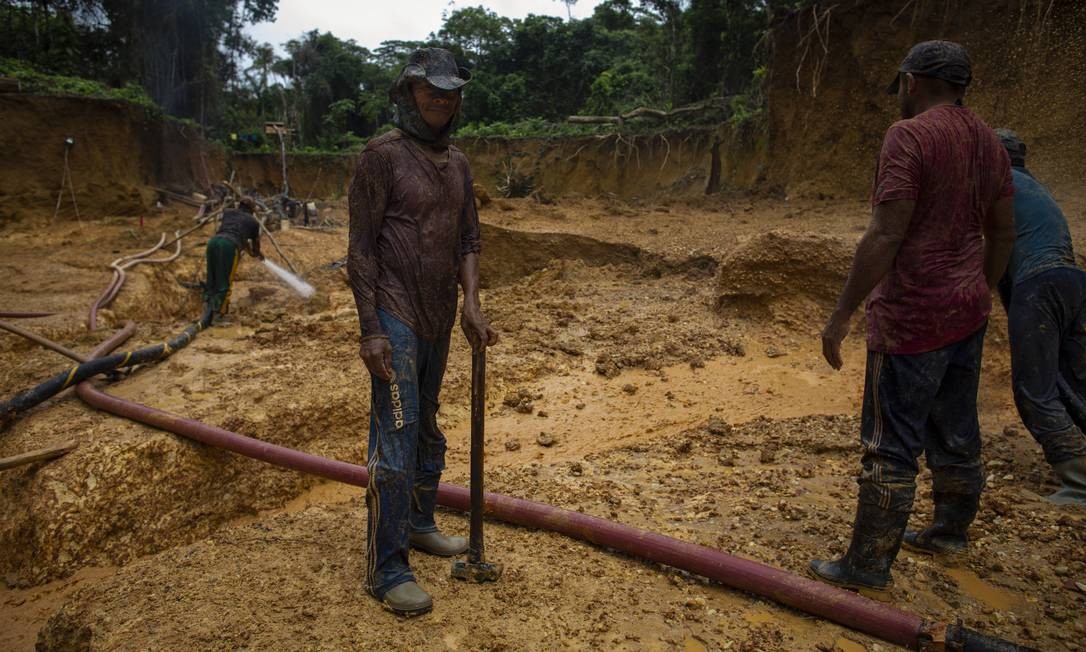 Garimpeiros miseráveis buscam fazer fortuna, ou simplesmente ganhar o dinheiro que não ganham em Boa Vista Foto: Daniel Marenco / Agência O Globo