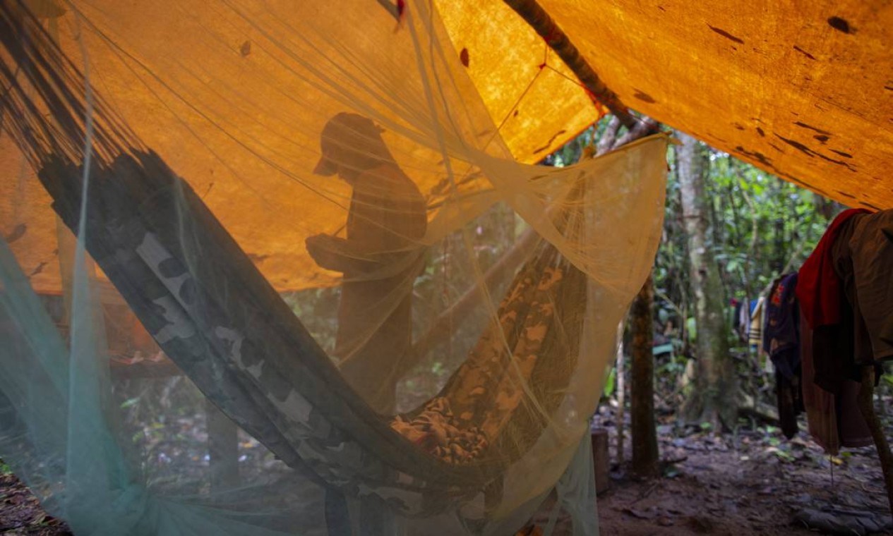 O garimpeiro Mateus, 20, no local que usa para dormir no meio da selva Foto: Daniel Marenco / Agência O Globo