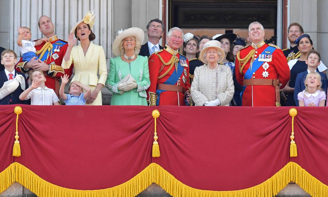 Rainha Elizabeth II e membros da família real britânica observam aeronave da Royal Air Force, na sacada do Palácio de Buckingham, em Londres Foto: DANIEL LEAL-OLIVAS / Agência O Globo