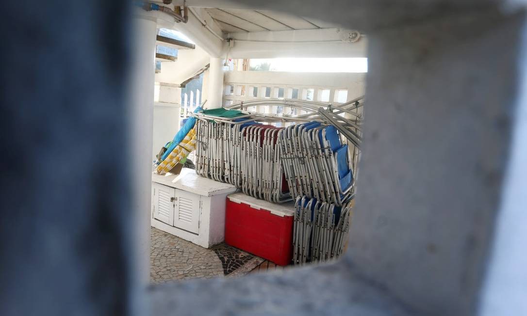 Um guarda-vida trabalha no Posto 1, onde material dos ambulantes está armazenado no andar térreo: camelô tem a chave do portão Foto: Fabiano Rocha / Agência O Globo