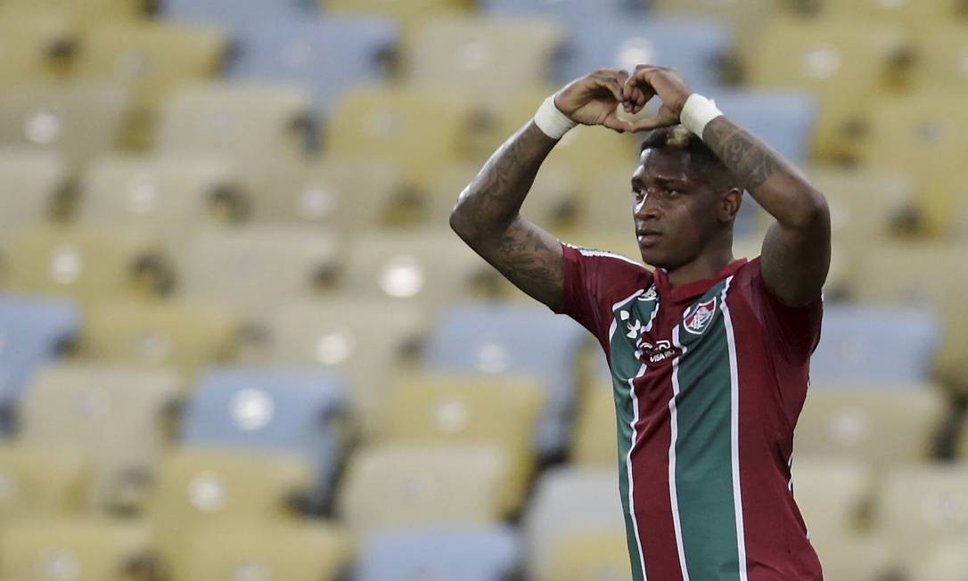 Yony GonzÃ¡lez comemora seu gol na vitÃ³ria do Fluminense sobre o Internacional por 2 a 1, no MaracanÃ£
Foto: MARCELO THEOBALD