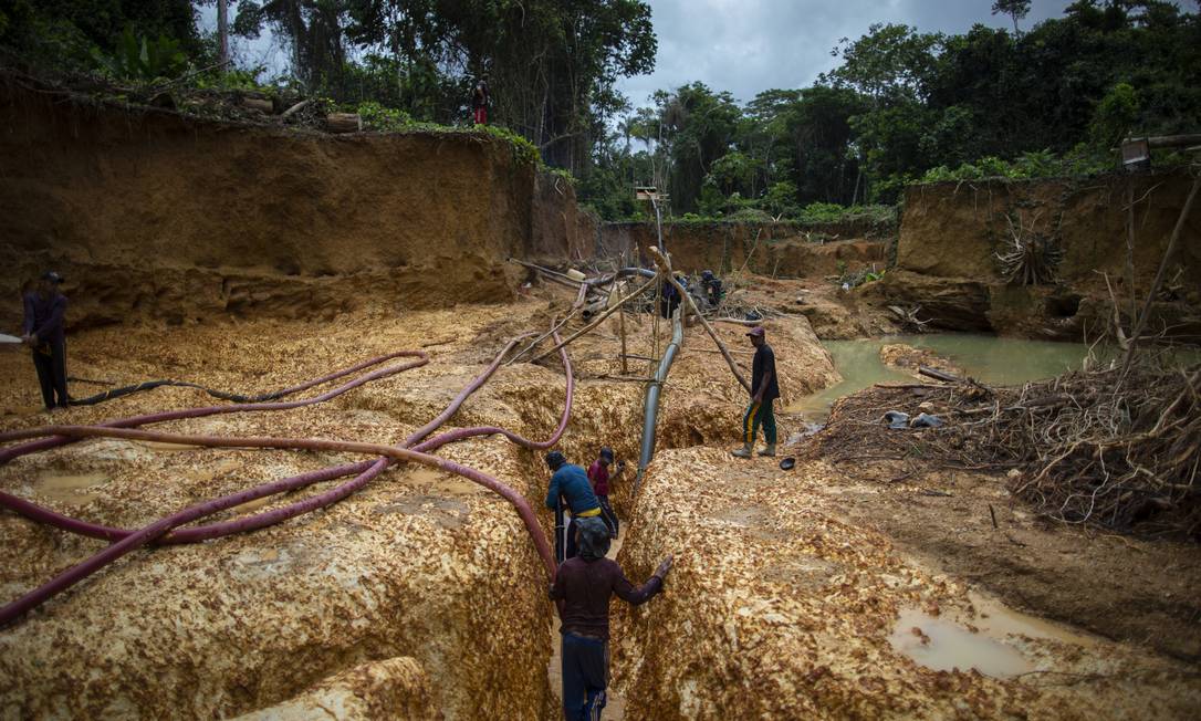 Garimpo ilegal de ouro na reserva indígena ianomâmi, em Roraima Foto: Daniel Marenco / Agência O Globo