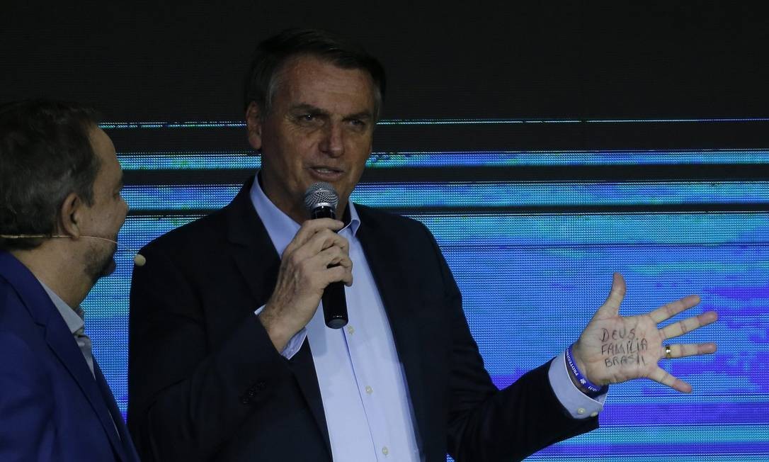 'Já botei parentes no passado, sim. Qual é o problema?', diz Bolsonaro