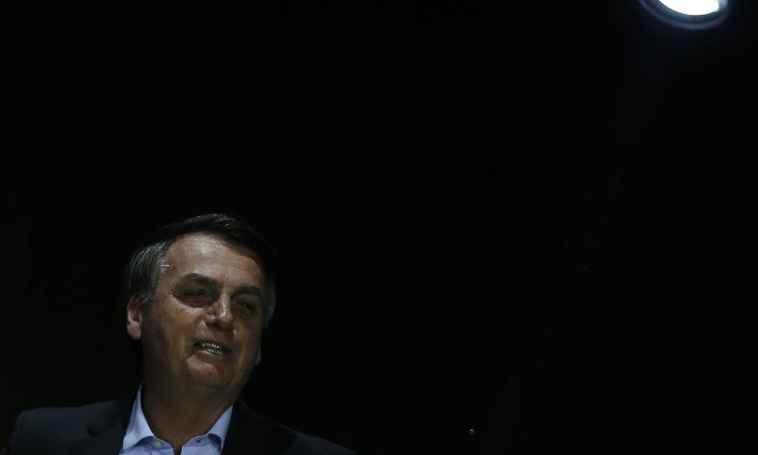 O presidente Jair Bolsonaro participa, com colete à prova de balas, do culto na Igreja Apostólica Fonte da Vida Foto: Jorge William / Agência O Globo