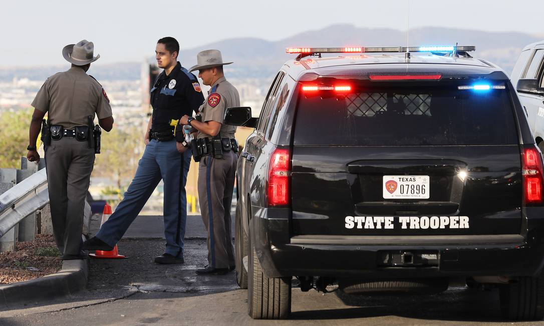 Policiais atuam em investigação ne área próxima ao Walmart, em El Paso Foto: MARIO TAMA / AFP