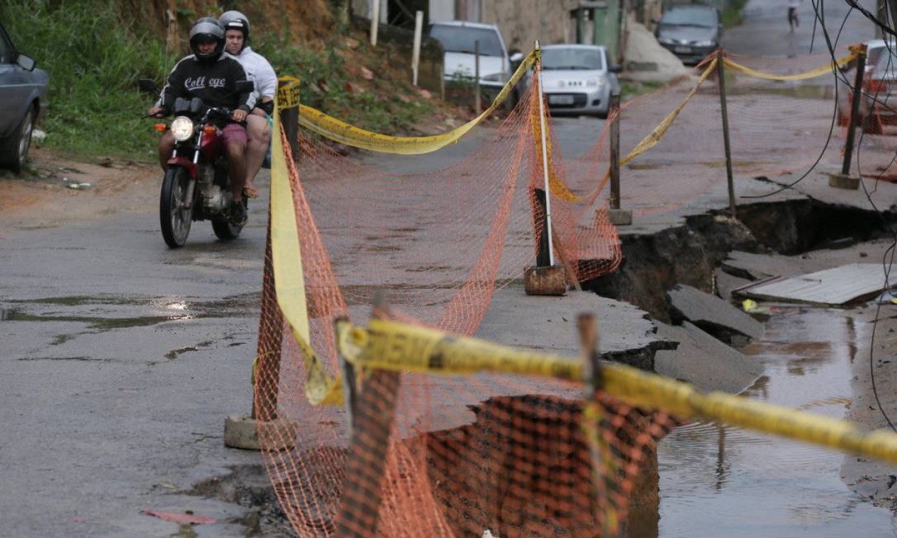 Moradores Relatam Falta De água Após Surgimento De Cratera Na Rua Camatiá Em Jacarepaguá