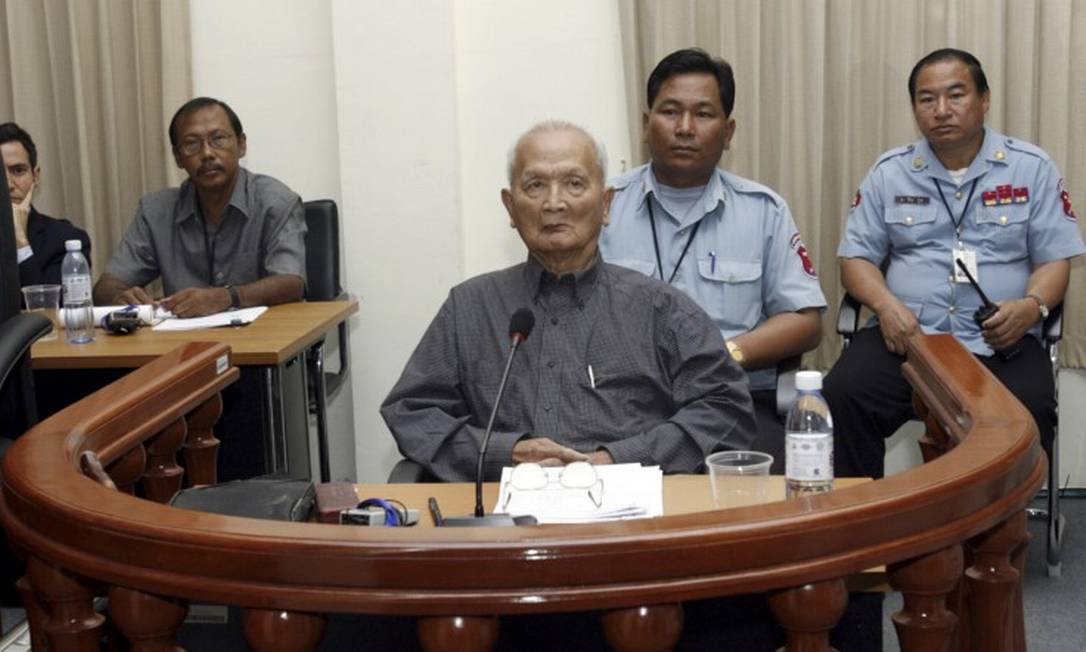 Nuon Chea, número dois do Khmer Vermelho, durante julgamento em 2008 Foto: CHOR SOKUNTHEA / REUTERS/04-02-2008