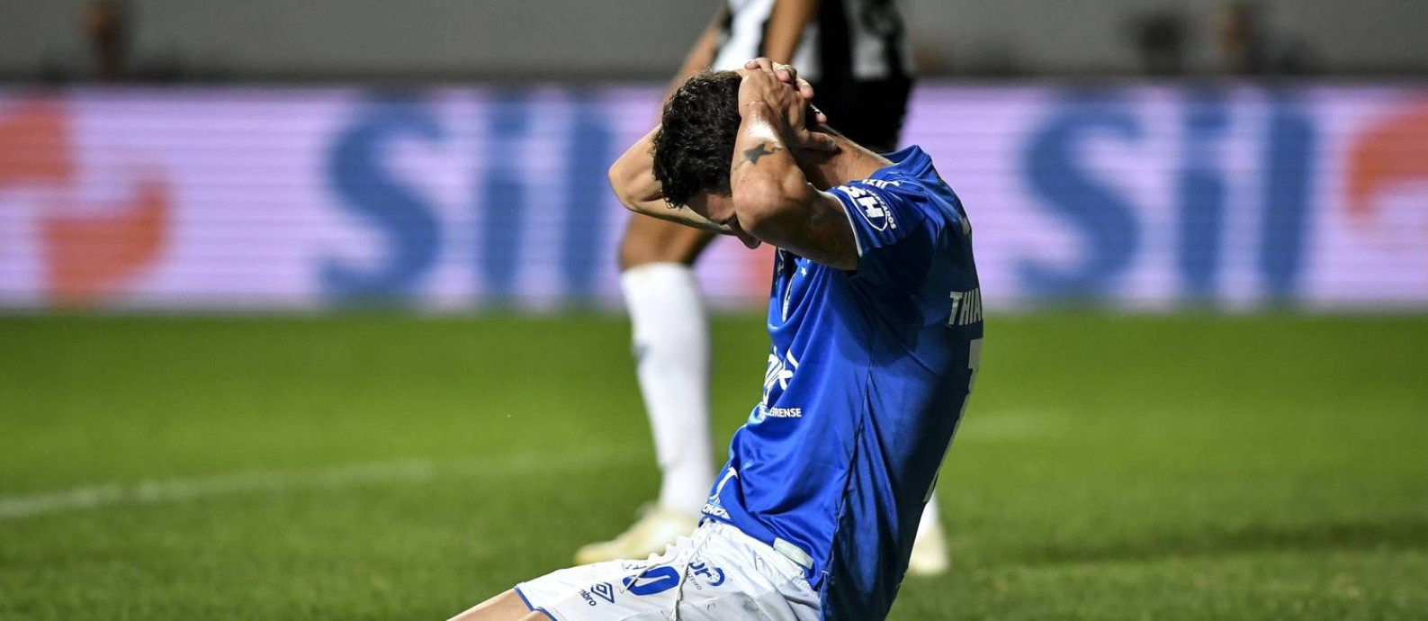 O desespero de Thiago Neves na derrota do Cruzeiro para o Atlético-MG Foto: Agência i7 / Joo Guilherme /Agengia i7