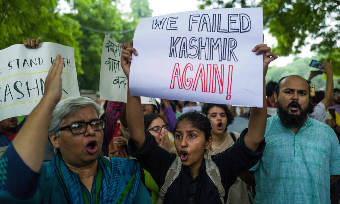 Em Nova Délhi, manifestantes protestam contra medida do governo indiano Foto: JEWEL SAMAD / AFP