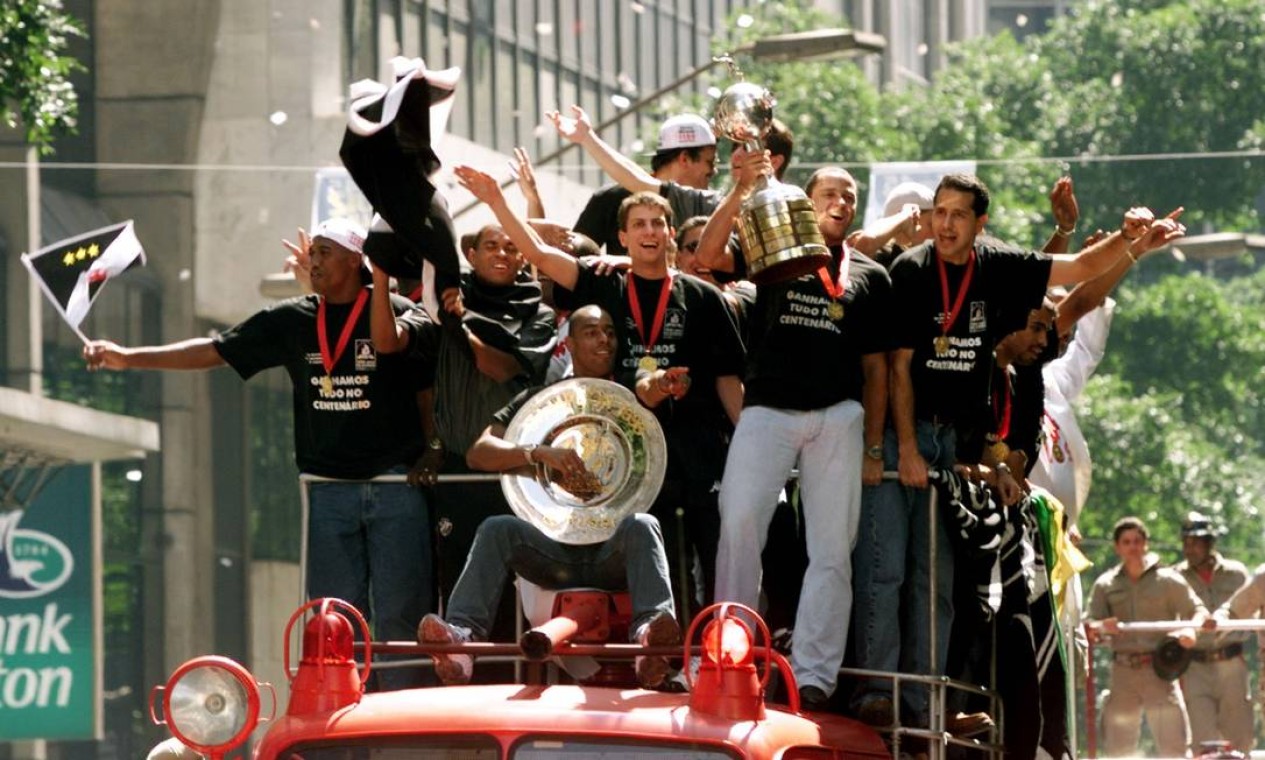 Time do Vasco campeão da Libertadores da América de 1998 desfila no carro do Corpo de Bombeiros Foto: Gregg Newton / Reuters